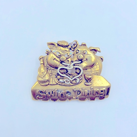 Vintage Danecraft Swine Dining Pig Brooch Gold Tone Whimsical Fun Pin 30$